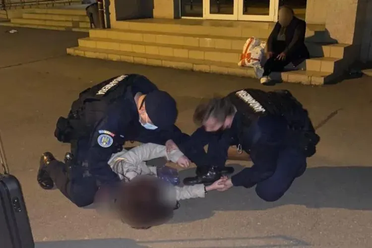 O tânără a leşinat în gara, în braţele iubitului, imediat ce a coborât din tren