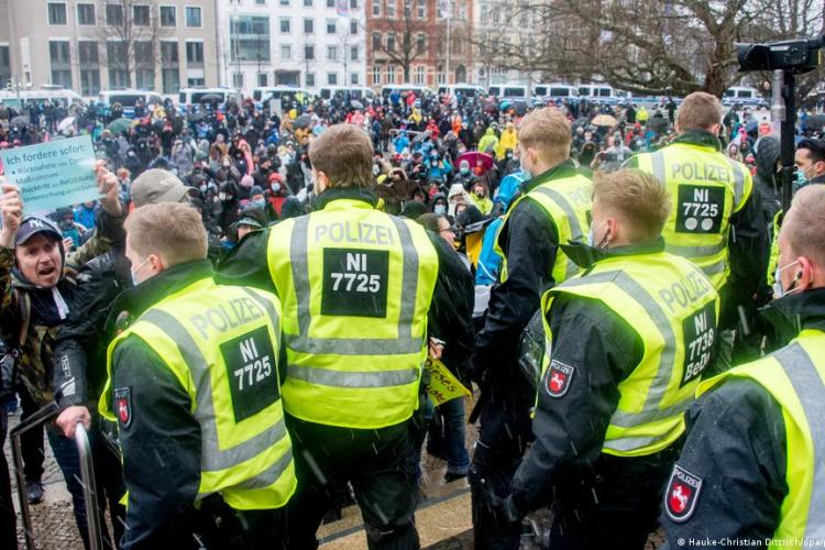 Germania: Sute de persoane au protestat cerând reguli mai stricte de combatere a pandemiei 