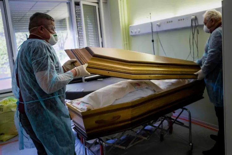 Teoria unui expert în servicii funerare. Ce se va întâmpla cu trupurile morților de COVID înmormântați în saci din plastic