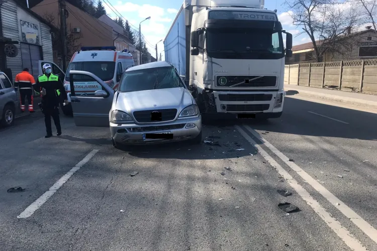 Accident rutier pe strada 1 Mai din municipiul Dej - FOTO   