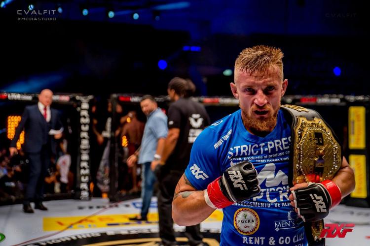 Campionul MMA Ciprian Mariș și-a lansat o carte, în care își spune povestea vieții și oferă sfaturi motivaționale   