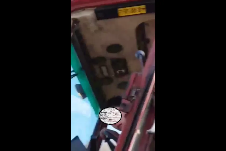 Cluj: Copil de 10 - 11 ani conducea un tractor prin Mociu - VIDEO