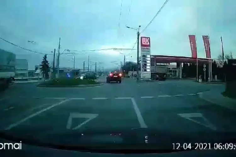 Accident în sensul giratoriu de pe strada Fabricii, în dreptul LukOil. Cine e de vină? - VIDEO