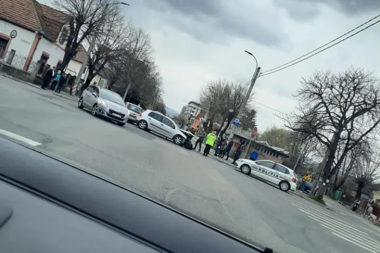 Accident pe Brâncuși, în Gheorgheni! Trei șoferi, singurii de pe drum, s-au lovit în plin - FOTO