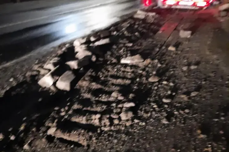 Incident rutier în Căpușu Mare! Un transport agabaritic a rămas blocat pe drum, cu roțile sparte - FOTO