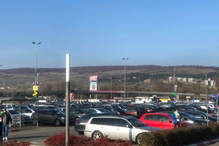 Aglomerație infernală la Vivo Cluj. Magazinul se închide la 18.00
