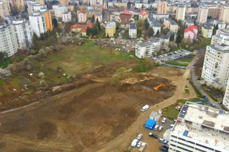 VIDEO - La terenuri - Mănăștur, stadiul lucrărilor. Filmare din dronă care arată că lucrările sunt întârziate