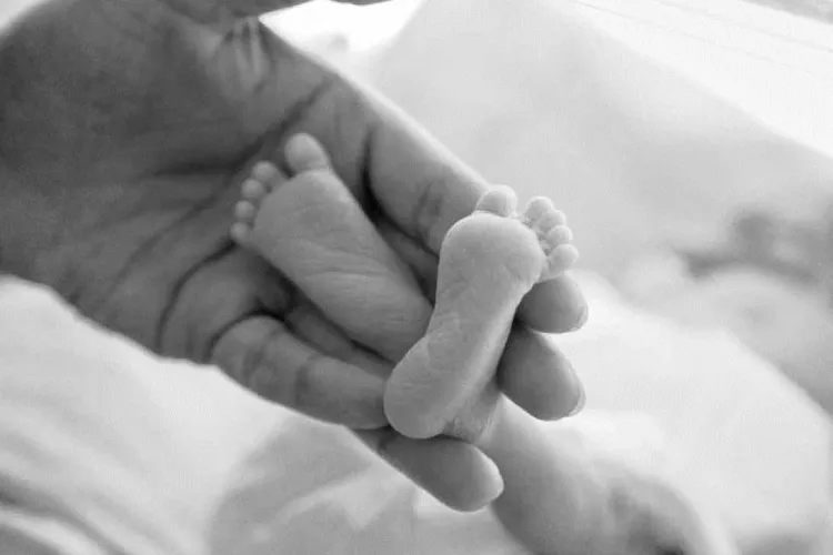 Caz terifiant la Cluj: Un bebeluș a murit după ce mama l-a născut acasă, apoi l-a abandonat în cadă