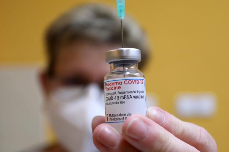 87.600 doze de vaccin Moderna sosesc mâine în România 