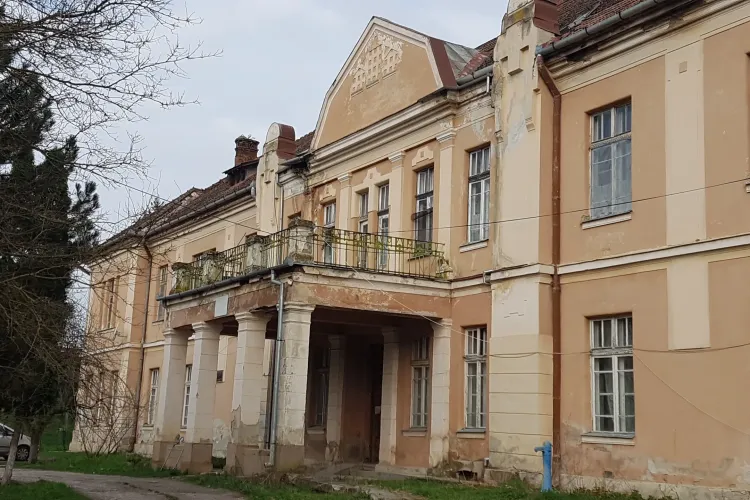 Spitalul din Mociu este o ruină! Ce a fost și ce a ajuns un spital unde se făceau operații și nașteri - FOTO   