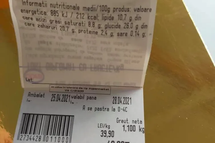 Tort mucegăit, cumpărat de la Cora Cluj - FOTO