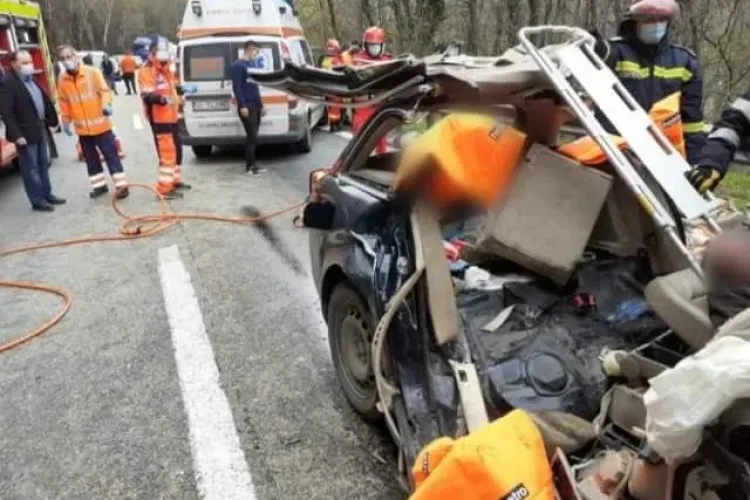 O mașină din Cluj a intrat sub un TIR la Vâlcea. Două persoane au murit - FOTO   