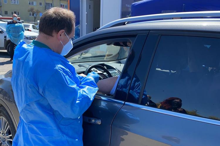 Coadă la vaccinarea din mașină! Centrul drive through de la Sala Sporturilor este un succes - VIDEO și FOTO