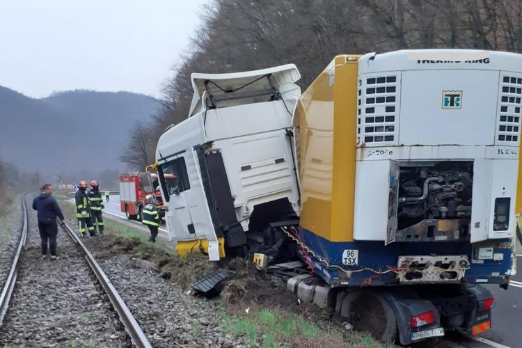 Accident la Negreni! Un TIR a ieșit de pe carosabil - FOTO