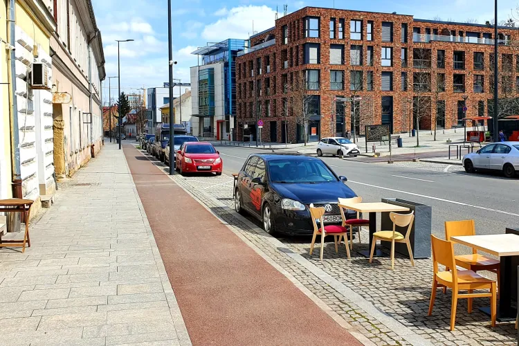 În Cluj-Napoca a apărut prima terasă în locul parcărilor. Mesele sunt aproape în trafic - FOTO   