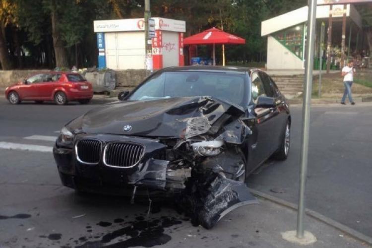 Un BMW Seria 7 a făcut prăpăd în Gheorgheni și a fost prins cu ajutorul șoferilor, mai repede ca poliția   