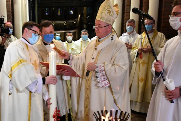 Paștele în pandemie. Circulația persoanelor pe timp de noapte, permisă doar participanților la slujba de Înviere