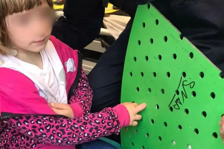 O fetiţă de cinci ani a ajuns la spital cu tot cu banca din parc pe care se juca