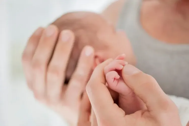 O tânără de 16 ani și-a găsit bebelușul de doar 2 luni mort