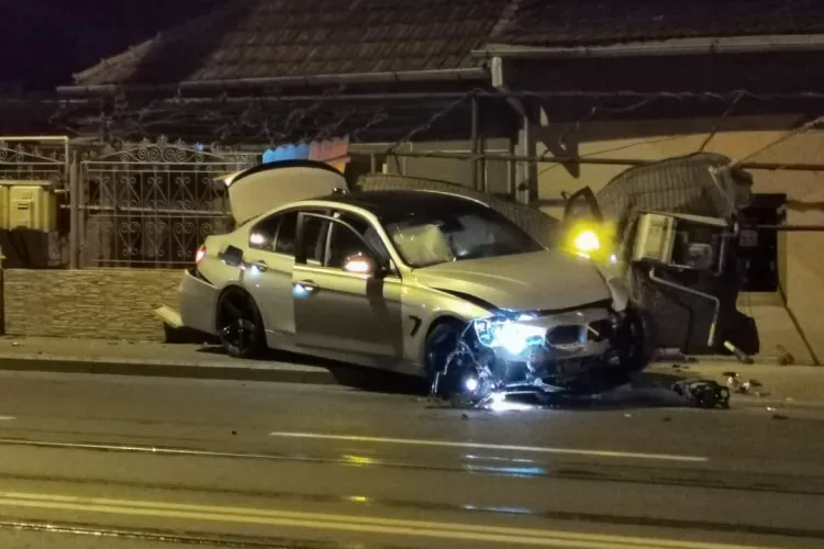 UN BMW scăpat de sub control a rupt un gard pe Bulevardul Muncii. Probabil gonea acasă - FOTO