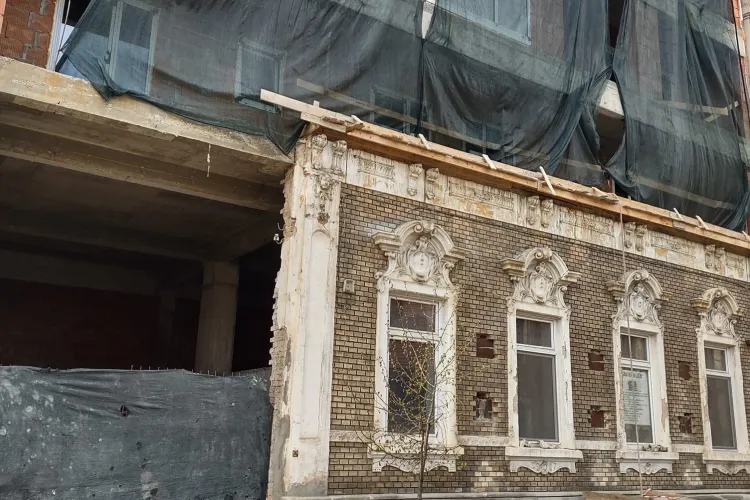 O casă / bloc de pe strada Craiova, din Cluj-Napoca, ridică suspiciuni urbanistice: Crimă urbanistică vs Hai nu exagerati! - FOTO   