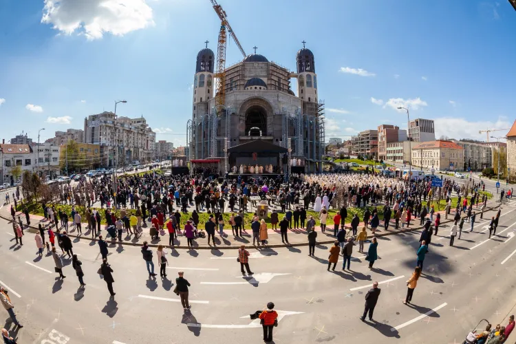 Respect! Ordine la Cluj, la înscăunarea Episcopului Claudiu Lucian Pop - FOTO