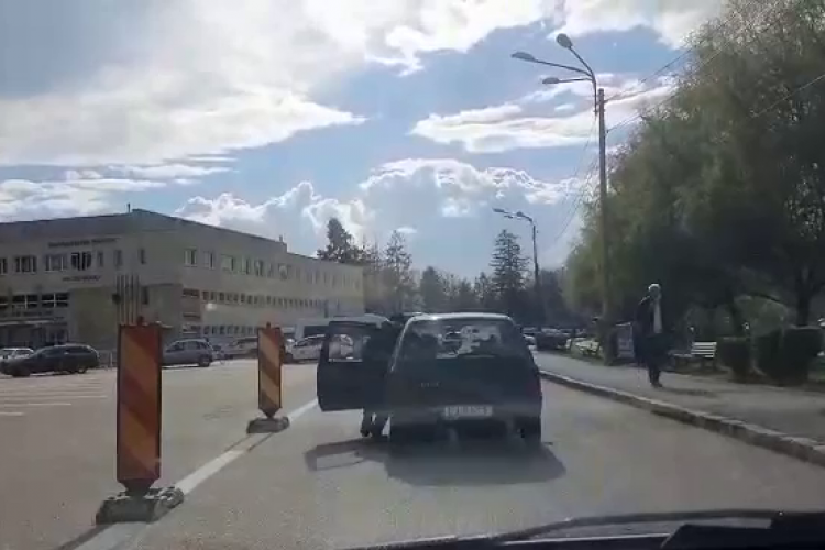 Imaginea zilei de la Cluj! Un șofer și-a împins mașina pentru a se vaccina la centrul drive through, de la Sala Sporturilor - VIDEO