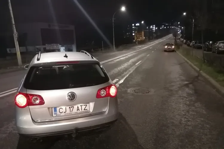 Accident pe strada Observatorului! Au lovit un curier Glovo și și-au abandonat mașina - FOTO