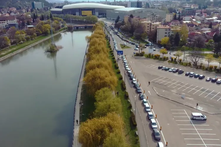 Totul va fi bine! Imagini aeriene cu coada de la vaccinarea din mașină din Cluj - VIDEO și FOTO