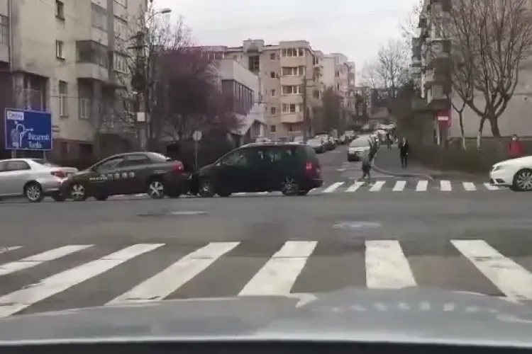 Accident FILMAT pe Observatorului! Stătea pe telefon și a intrat direct în mașinile oprite în coloană - VIDEO
