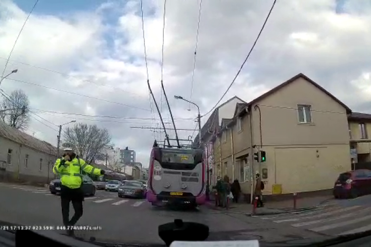 Poliția locală Cluj-Napoca acuzată că ”ori nu știe legea, ori se preface că nu o știe”. Incident pe benzile dedicate - VIDEO