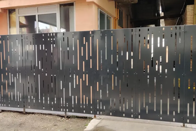 Plângere penală în cazul gardului NESIMȚIT, care a apărut în Piața Mihai Viteazu, pe domeniul public - FOTO