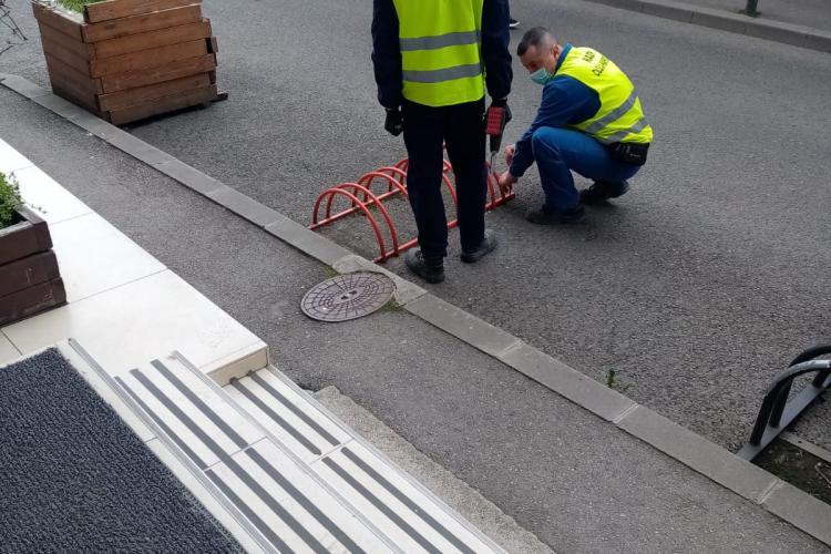 Abuz în Joia Mare? Poliția locală Cluj-Napoca a dispus desființarea parcărilor verzi, pentru biciclete și trotinete, din fața clădirii Yukon Cluj - FOTO   