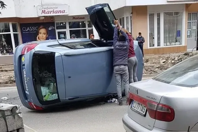 VIDEO - Accident cu trei mașini la Turda, provocat de o tânără de 21 de ani. O mașină s-a răsturnat - FOTO