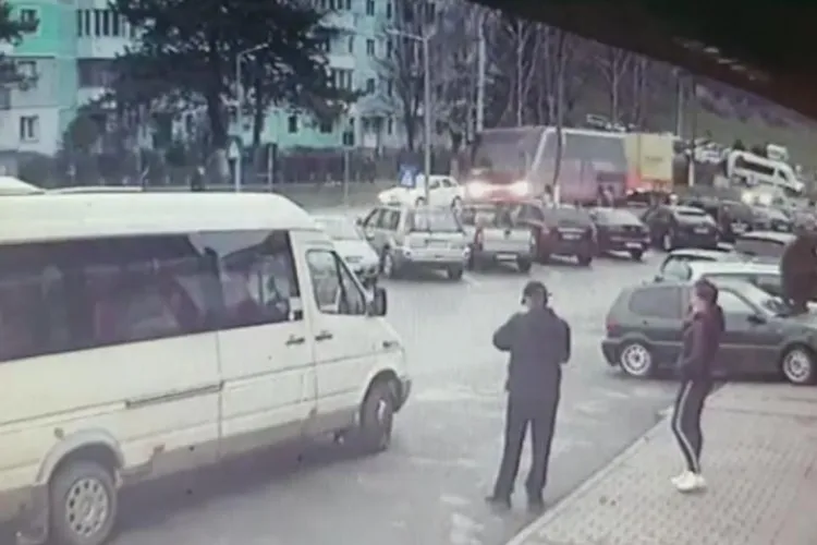 Un şofer a murit după ce maşina i-a fost lovită din spate de un autocar- FOTO