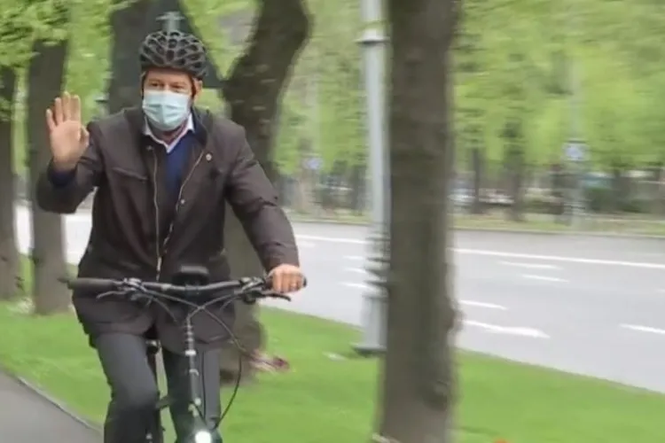 Președintele Klaus Iohannis, pe bicicletă prin trafic, spre Cotroceni, de vinerea verde - FOTO