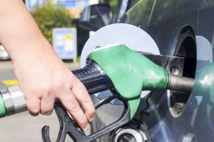 Benzina s-a scumpit cu peste 20% în 12 luni, iar motorina cu 15%