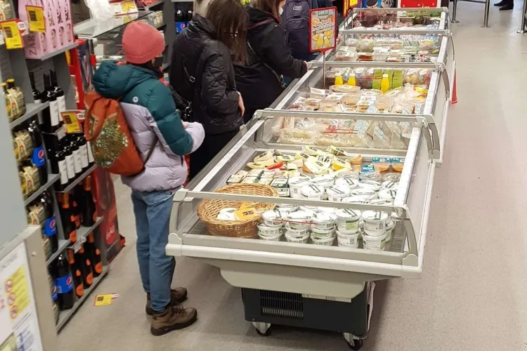 Decizia închiderii magazinelor la 18.00 e o bătaie de joc! Clujenii se îngrămădesc la Mega - FOTO 