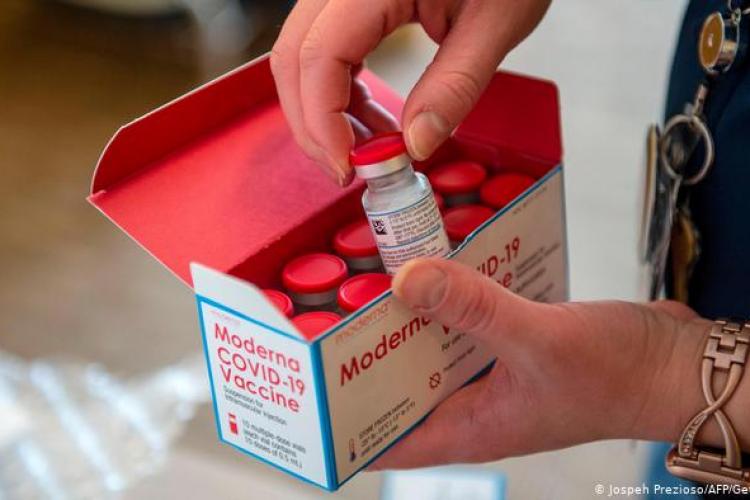 Peste 75.000 de doze de vaccin Moderna sosesc duminică în România