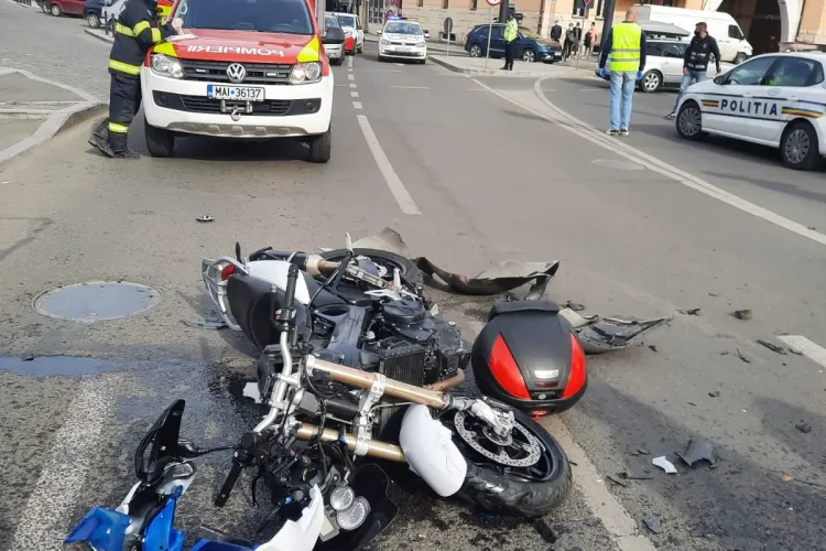 Motociclist lovit de o mașină în Piața Gării. Două persoane de pe motor au fost rănite - FOTO