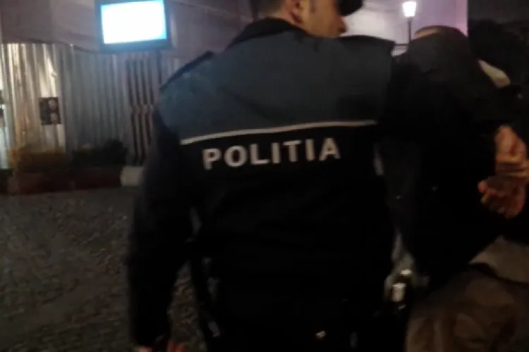 Doi bărbați „viteji” s-au luat de un bărbat din bar, iar apoi de polițiștii care i-au venit în ajutor