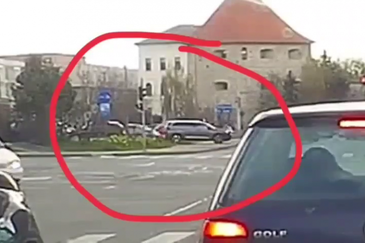 Cluj - Cum a ieșit un ȘMECHER din parcarea cu barieră din Piața Cipariu, fără să plătească - VIDEO
