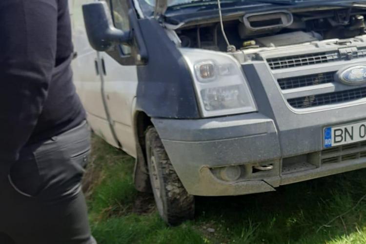 Mașină lovită de tren. Autoturismul a rămas suspendat deasupra unei râpe - FOTO   