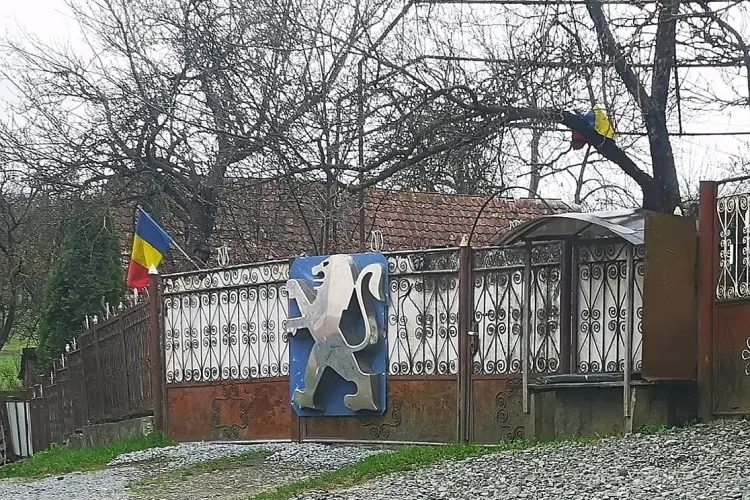 După gardul Louis Vuitton, acum a apărut gardul Peugeot. ”Se spune că e vizibil din Mociu” - FOTO