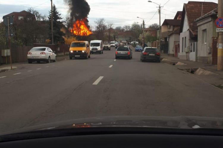 O casă a luat foc pe strada Giordano Bruno. Distrugerile sunt mari - VIDEO