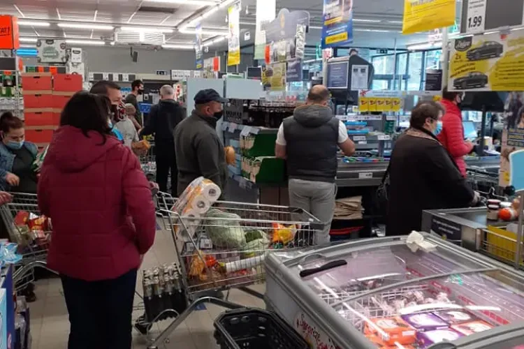 Aglomerație la Lidl, în Bună Ziua, de la 9.00 dimineața. Restricțiile i-au dat peste cap pe oameni - FOTO