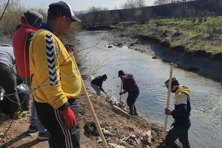 Gunoaie adunate pe Someș la Gilău. Primarul Topan amenință. Comunitatea romă a adunat deșeurile - FOTO
