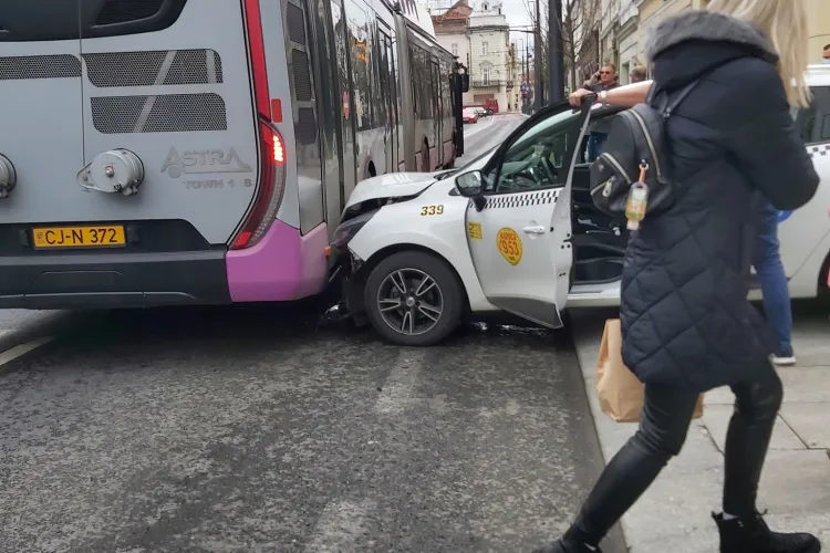 Un taximetru a lovit un troleibuz pe Regele Ferdinand, venind de pe pietonală - FOTO