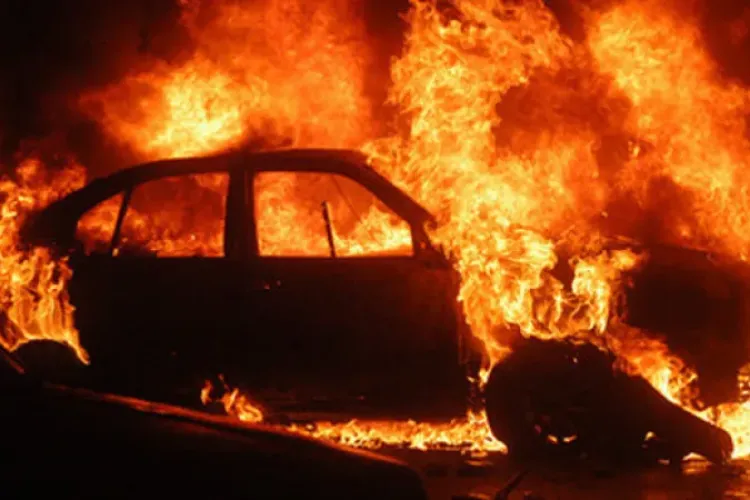 Cluj: Un tânăr a furat o mașină, a făcut accident și i-a dat foc