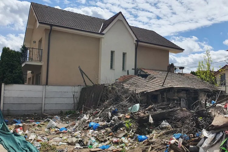 Groapă de gunoi în centrul Clujului! Zona a devenit un fel de Pata Rât - FOTO  / La clădirea Yukon, poliția locală nu încăpea de o jardinieră inestetică